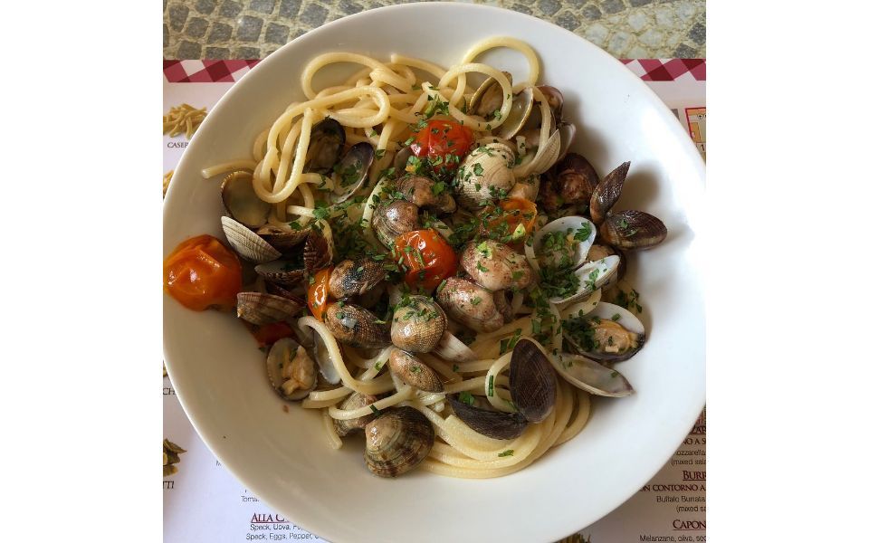 Piatto di spaghetti alle vongole con pomodorini