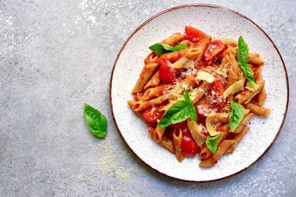 Pasta fresca integrale con sugo di pomodori e basilico