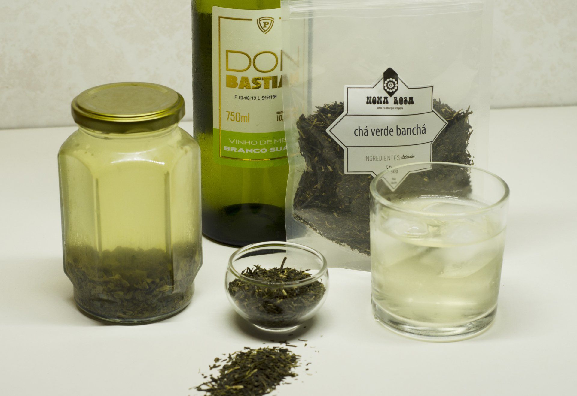 taças com drink de chá gelado