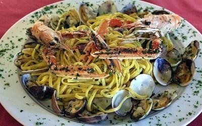 tagliolini con scampi e vongole