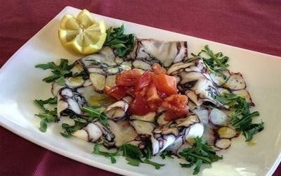 carpaccio di polipo con rucola