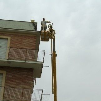 manutenzione cornicione di un edificio