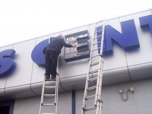 installazione insegna negozio