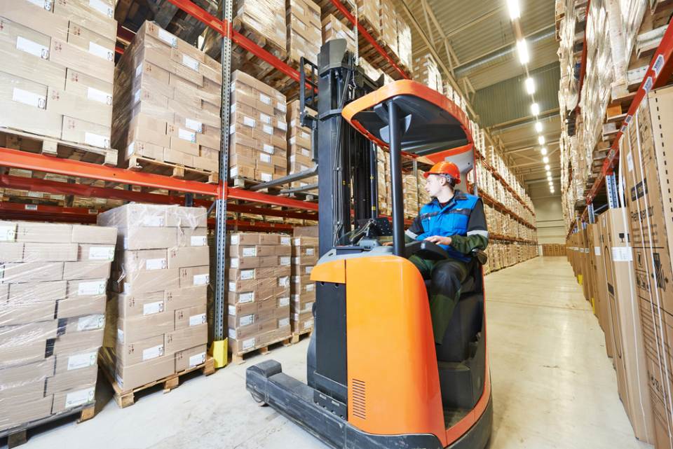 Addetto allo stoccaggio merci nella cooperativa di lavoro a Milano