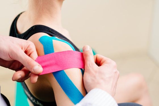 Curando le spalle di una donna col metodo kinesiterapia a Voghera