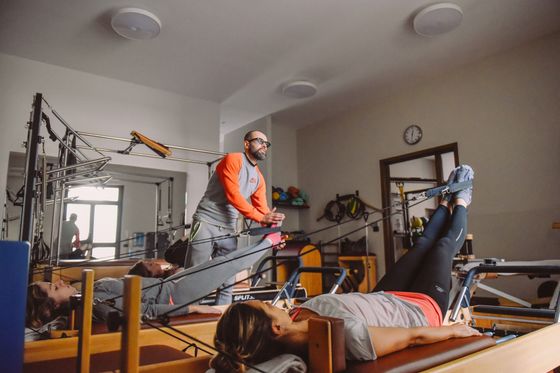 Donne facendo il pilates a Kinesistudio in Voghera
