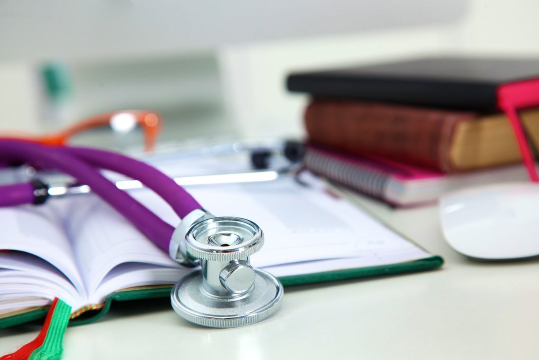 stetoscopio appoggiato su di un registro medico