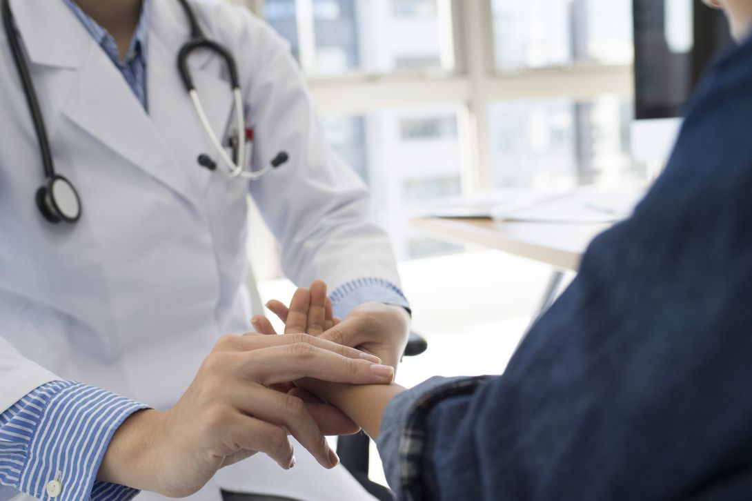 Medico che rileva il polso arterioso di un paziente