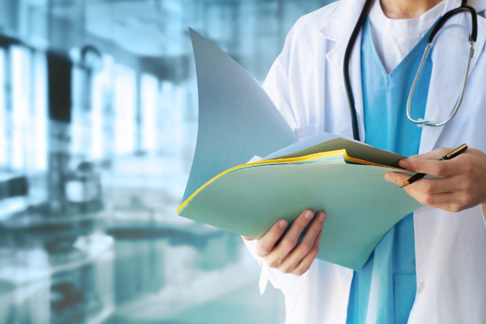 medico che consulta un fascicolo