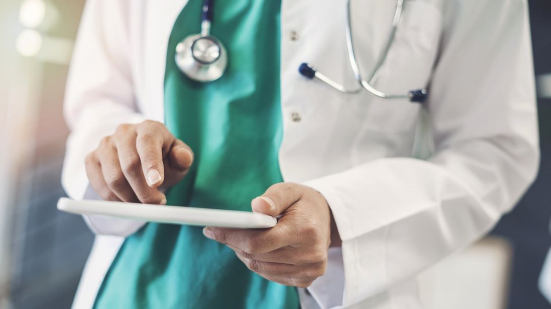 medico legale seduto alla scrivania con un suo cliente