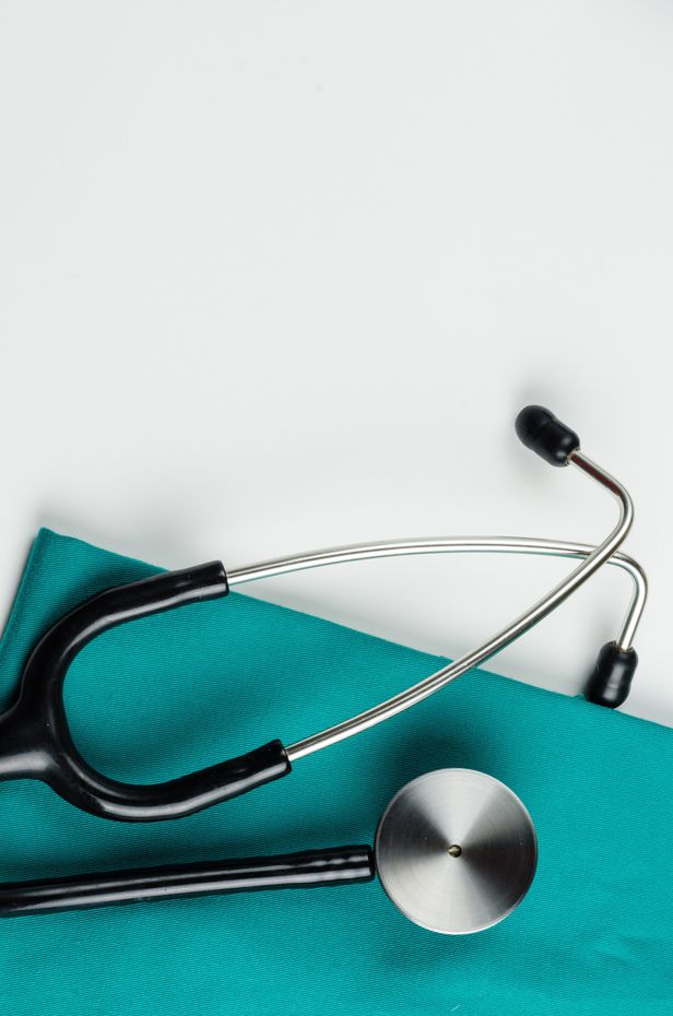 stetoscopio appoggiato su di un registro medico