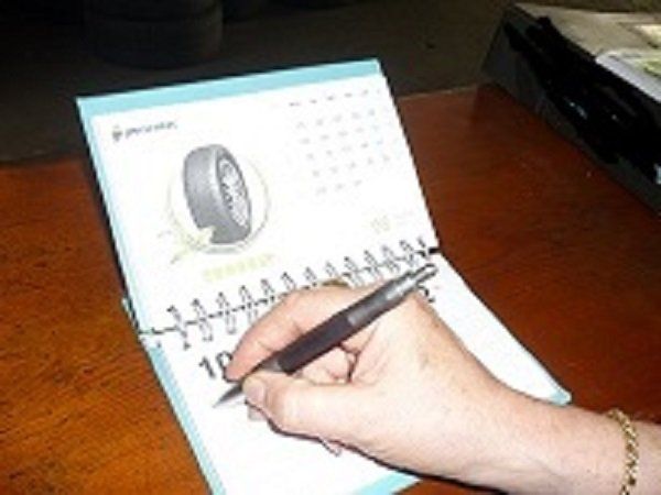 mano di un uomo che segna in calendario un appuntamento