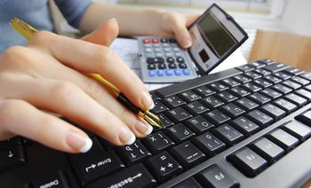 Our expert in finance and accounting at work in Auckland