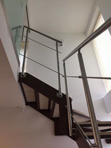 rampe di scale viste dal basso