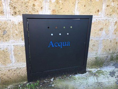 tombino con scritto Acqua