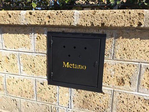 tombino con scritto metano