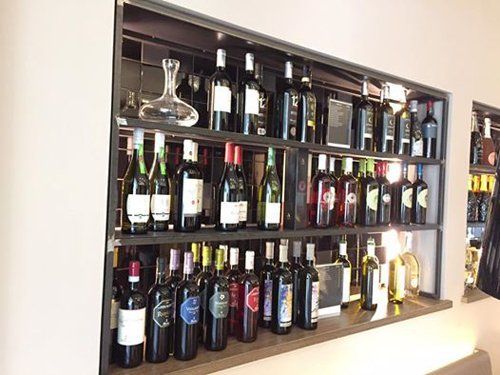 scaffali con bottiglie di vino