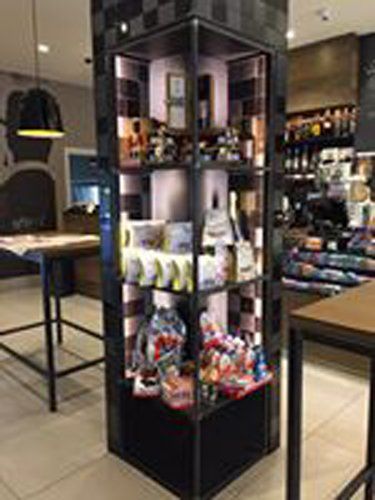 colonna con bottiglie di vino