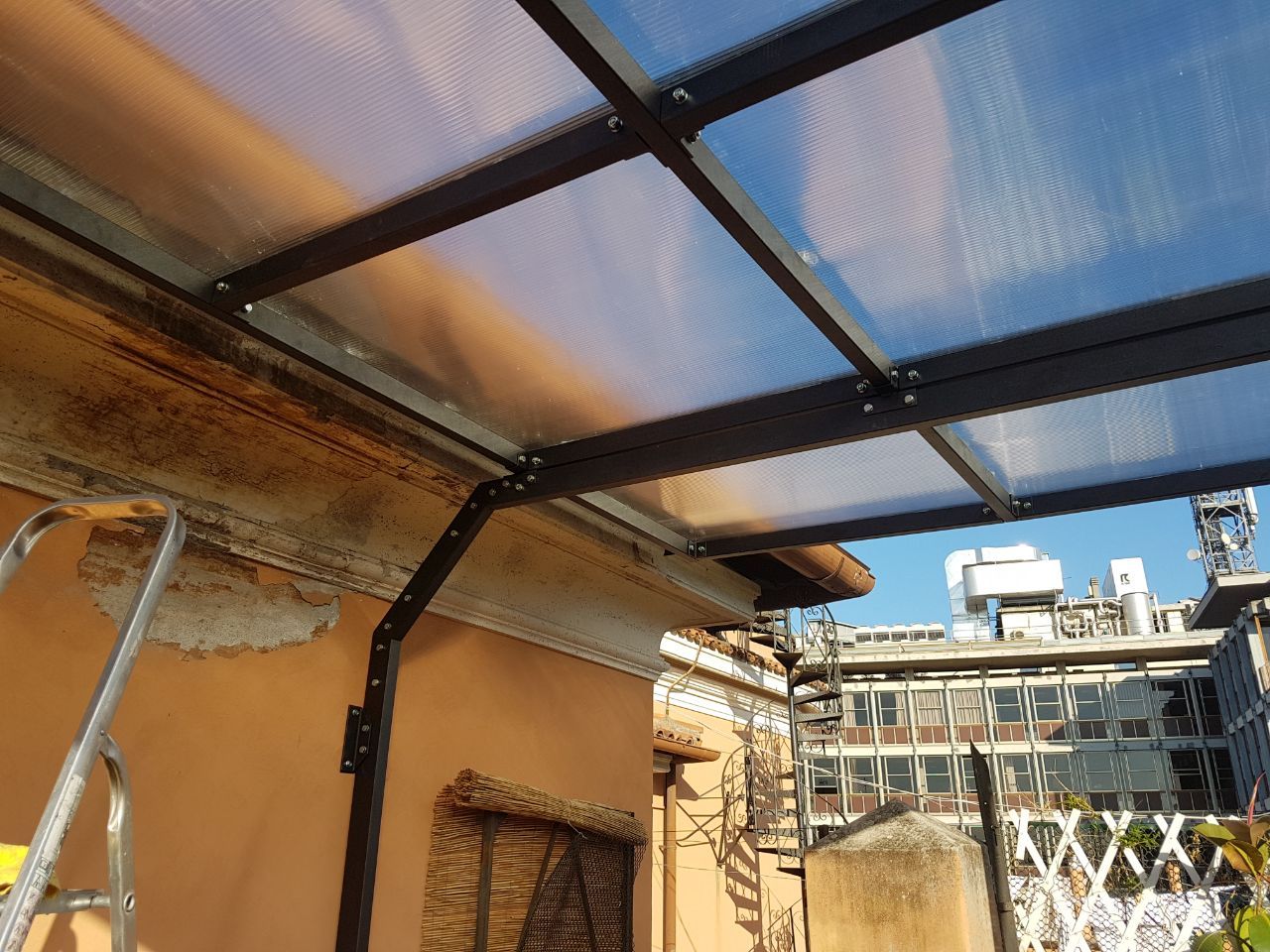cappottina in vetro con profili in ferro