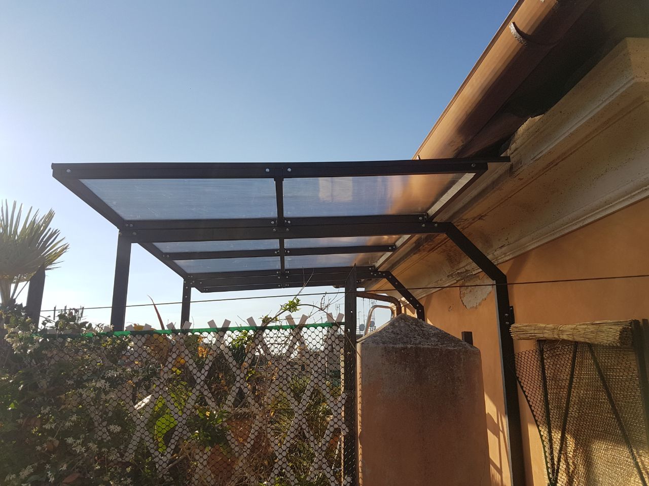 tettoia con profili in ferro