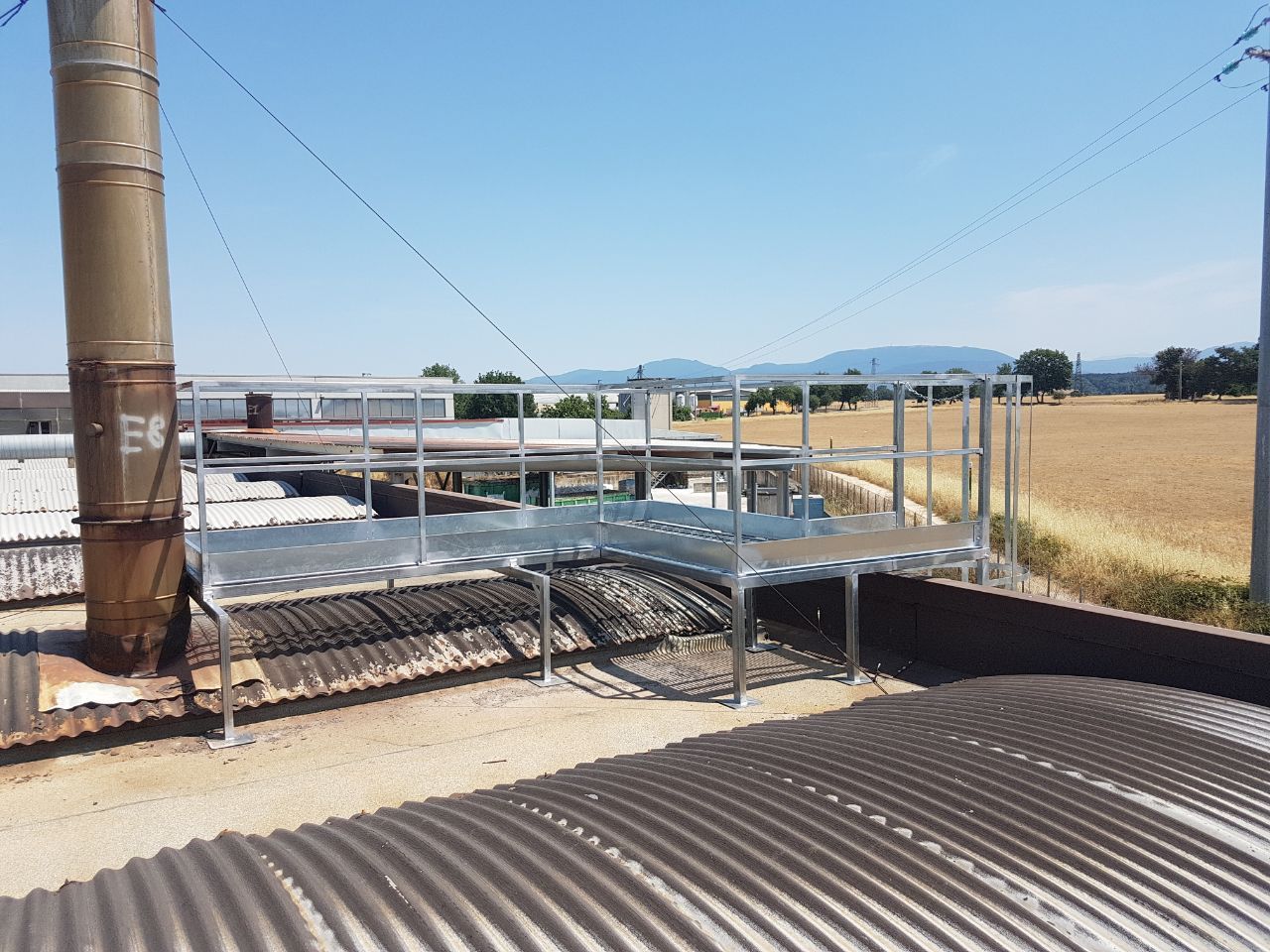 struttura in metallo con campi vicino