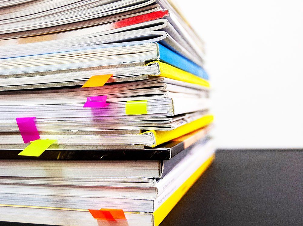 Zeitschriften bunt auf schwarzem Tisch