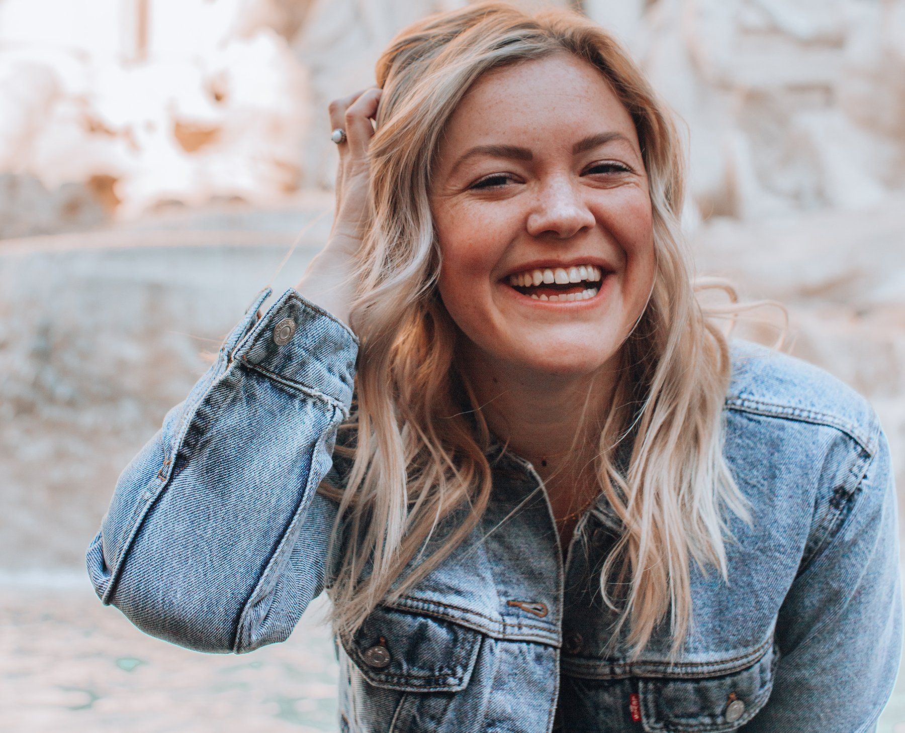 Lachende Frau mit blonden Haare