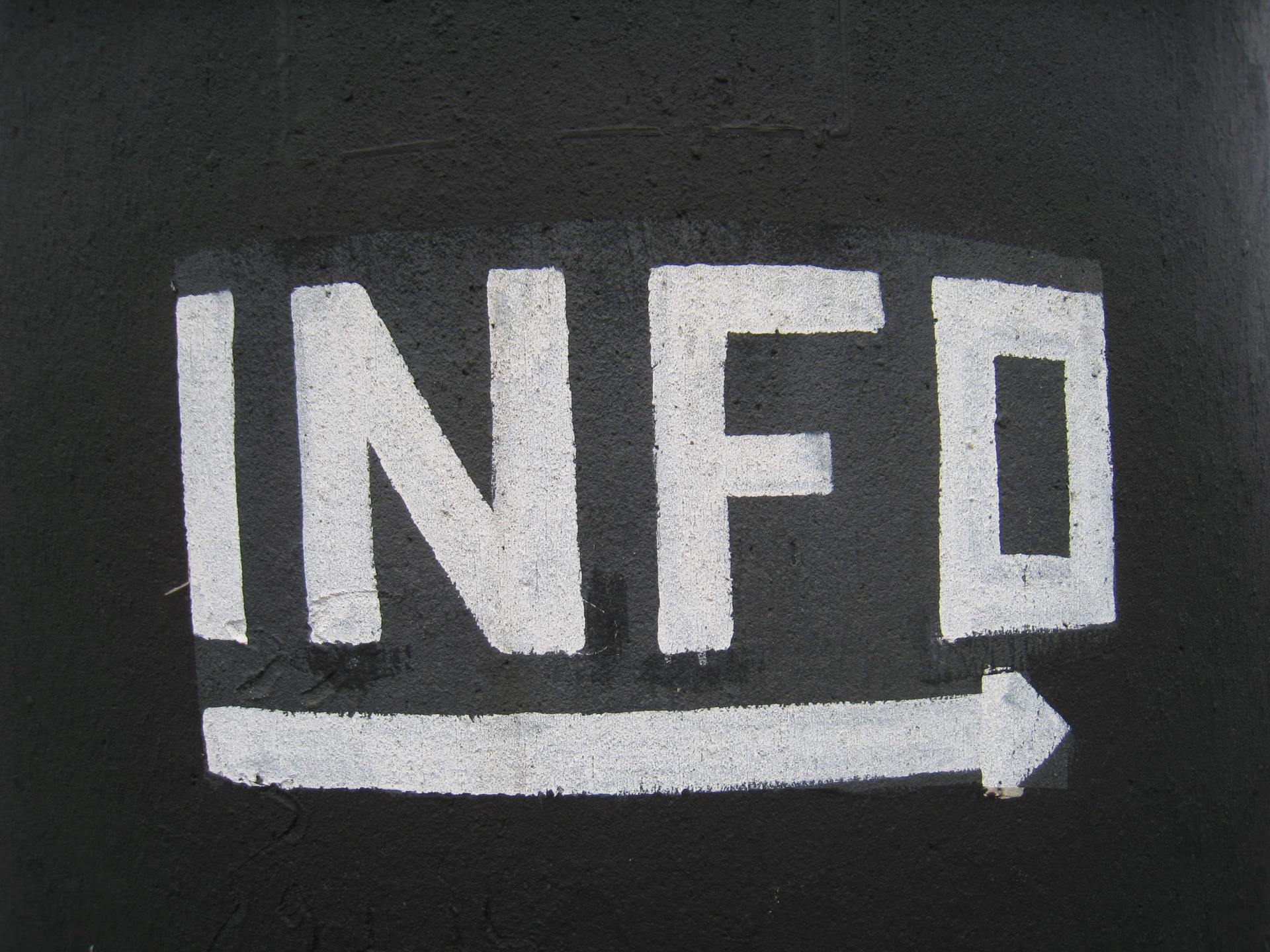 Schild mit Info in weisser Schrift