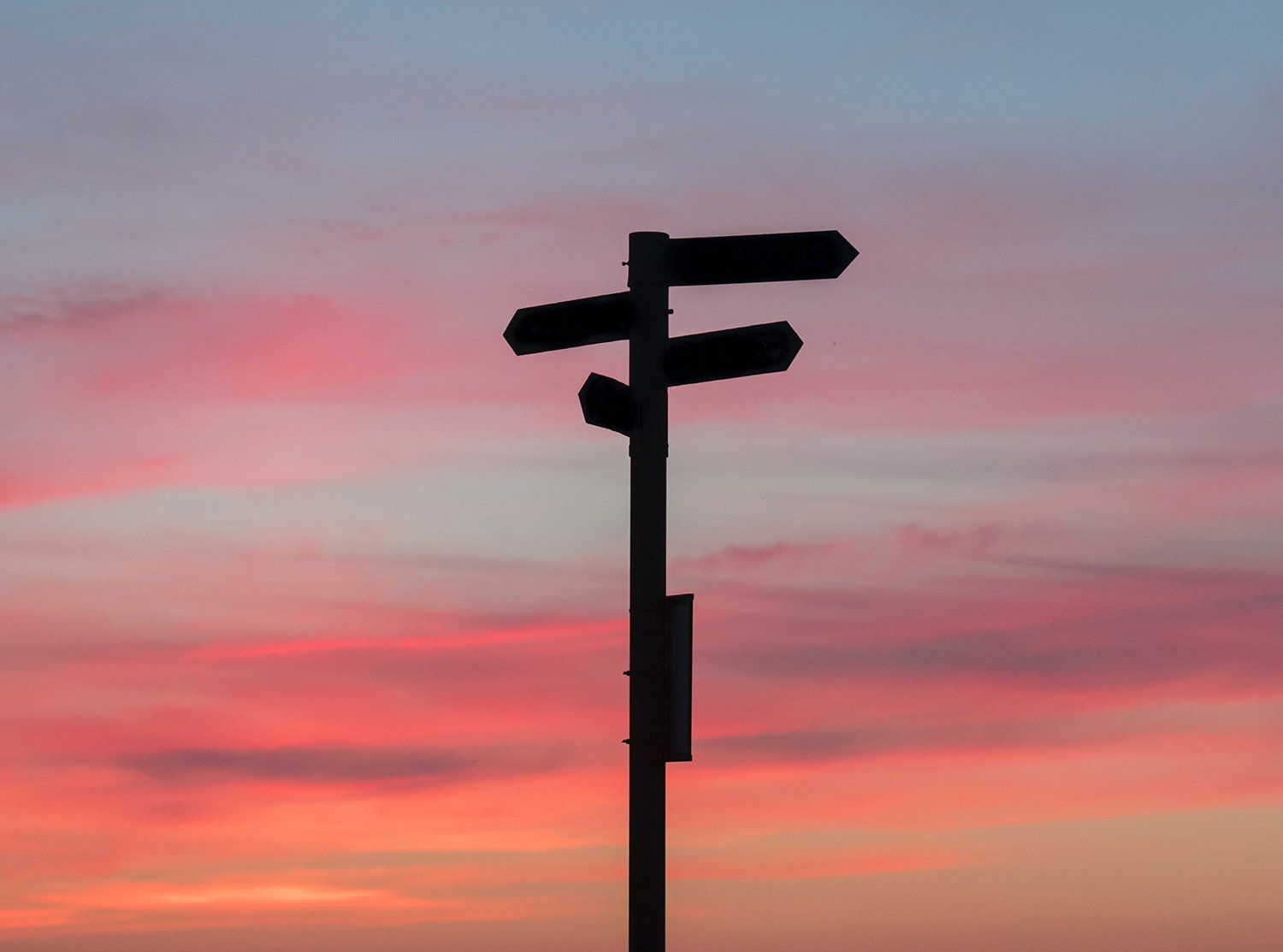 Schilder in Schwarz mit Sonnenuntergang in rot und pink