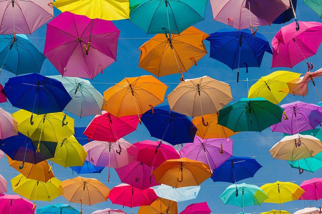 Bunte Regenschirme im Himmel