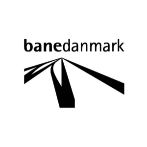BaneDanmark-logo: Sort tekst over stiliserede sorte linjer, der konvergerer og symboliserer jernbanespor.