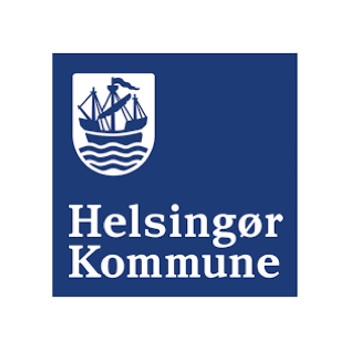 Logo for Helsingør Kommune, blue square with white text and ship emblem.