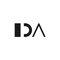 IDA-logo: sort blok, buet C og vinklet A på hvid baggrund.