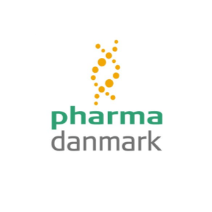 Logo for Pharma Danmark: Grøn og grå tekst med et DNA-lignende design i gult.