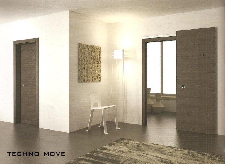 porte in legno con parete gialle