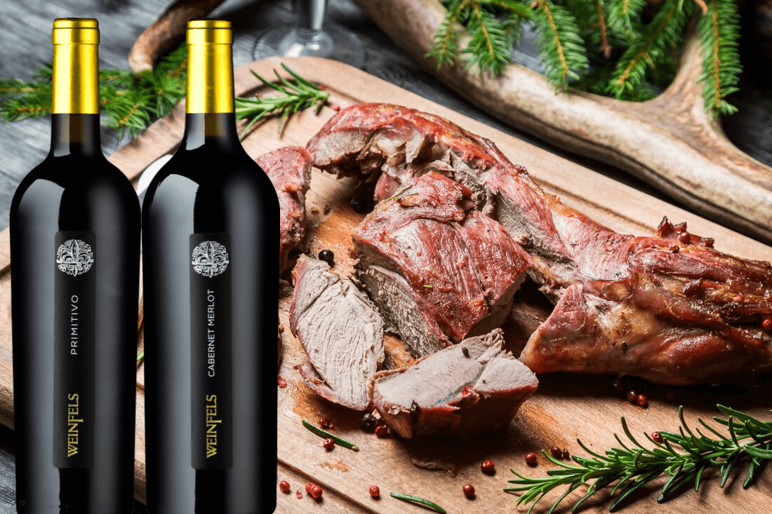 WEINFELS Rotweine mit Fleisch auf Holzplatte