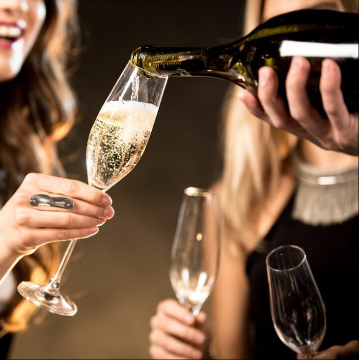 WEINFELS Einschenken von Schaumwein in Flûtes