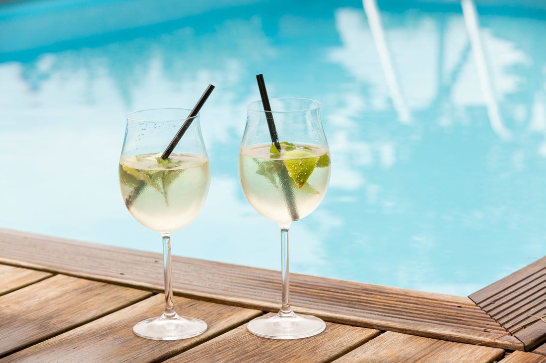 WEINFELS Hugo in zwei Champagnergläsern am Swimming Pool