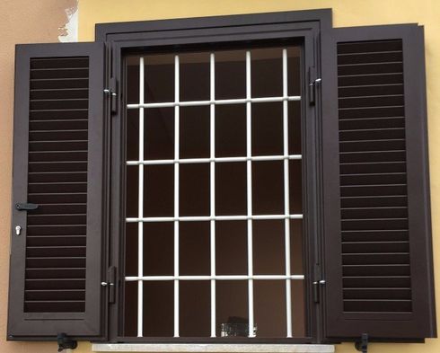 porta con maniglione antipanico