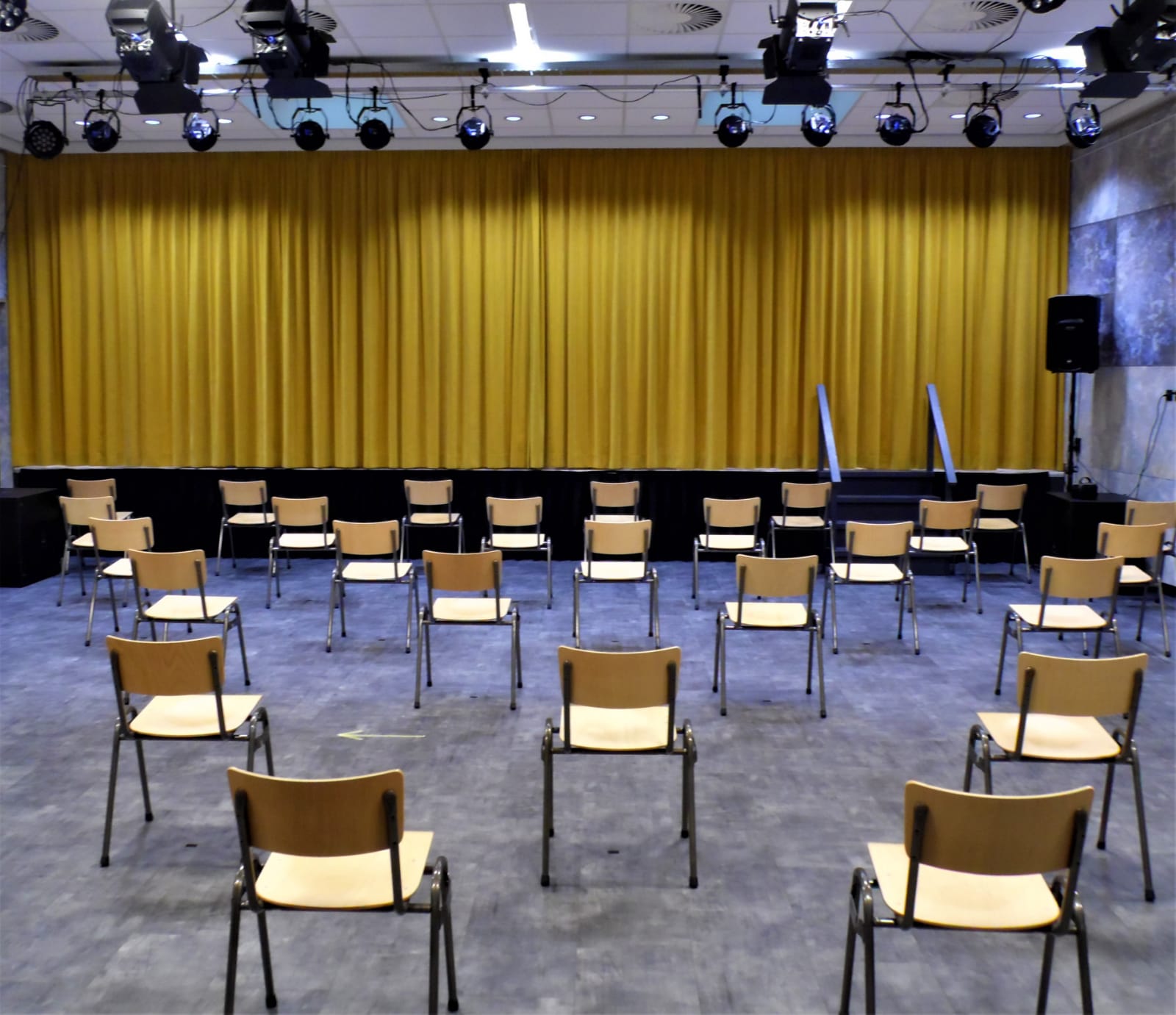 Sluis zaal met Corona opstelling