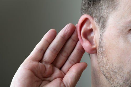 Persona che ascolta con difficoltà