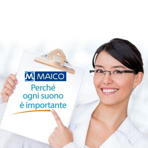 una dottoressa che indica con il dito il marchio Maico