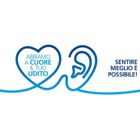 Giovane con protesi per l'udito mentre usa un tablet