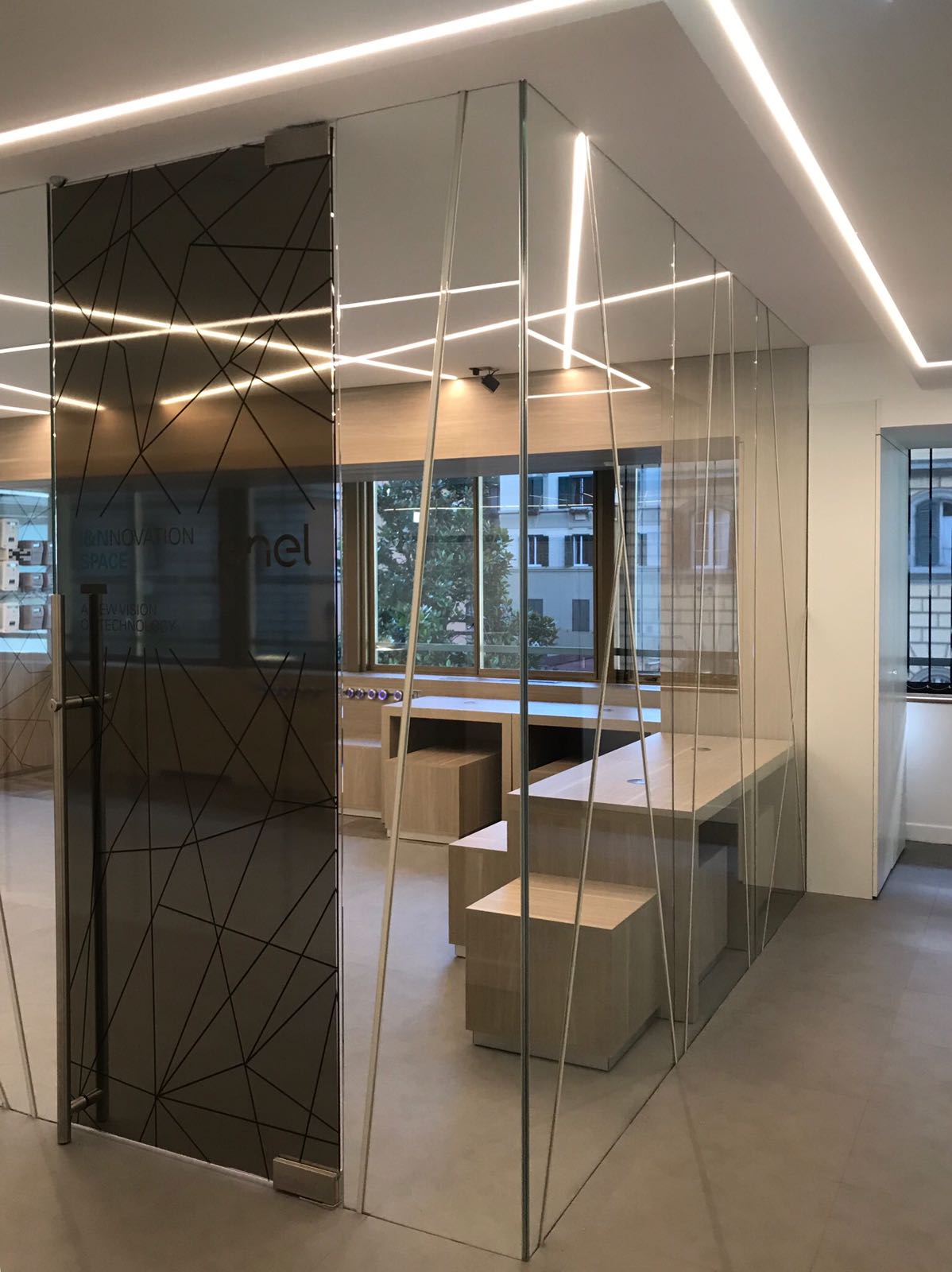 realizzazione arredo per negozi