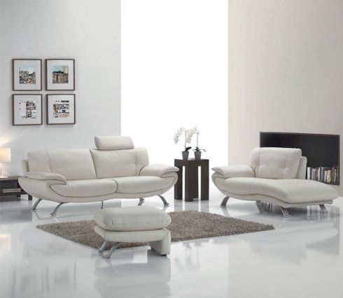 sala con divano e chaise longue bianchi
