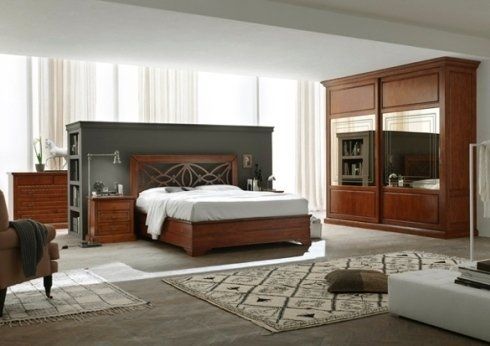 camera da letto con armadio in legno e specchiera