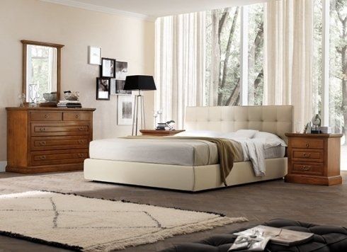 camera da letto con letto bianco