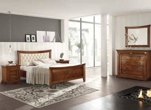 camera da letto con comò in legno e specchiera