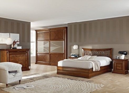 camera da letto con armadio in legno e poltrona