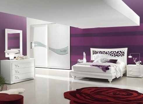 camera da letto con pareti viola